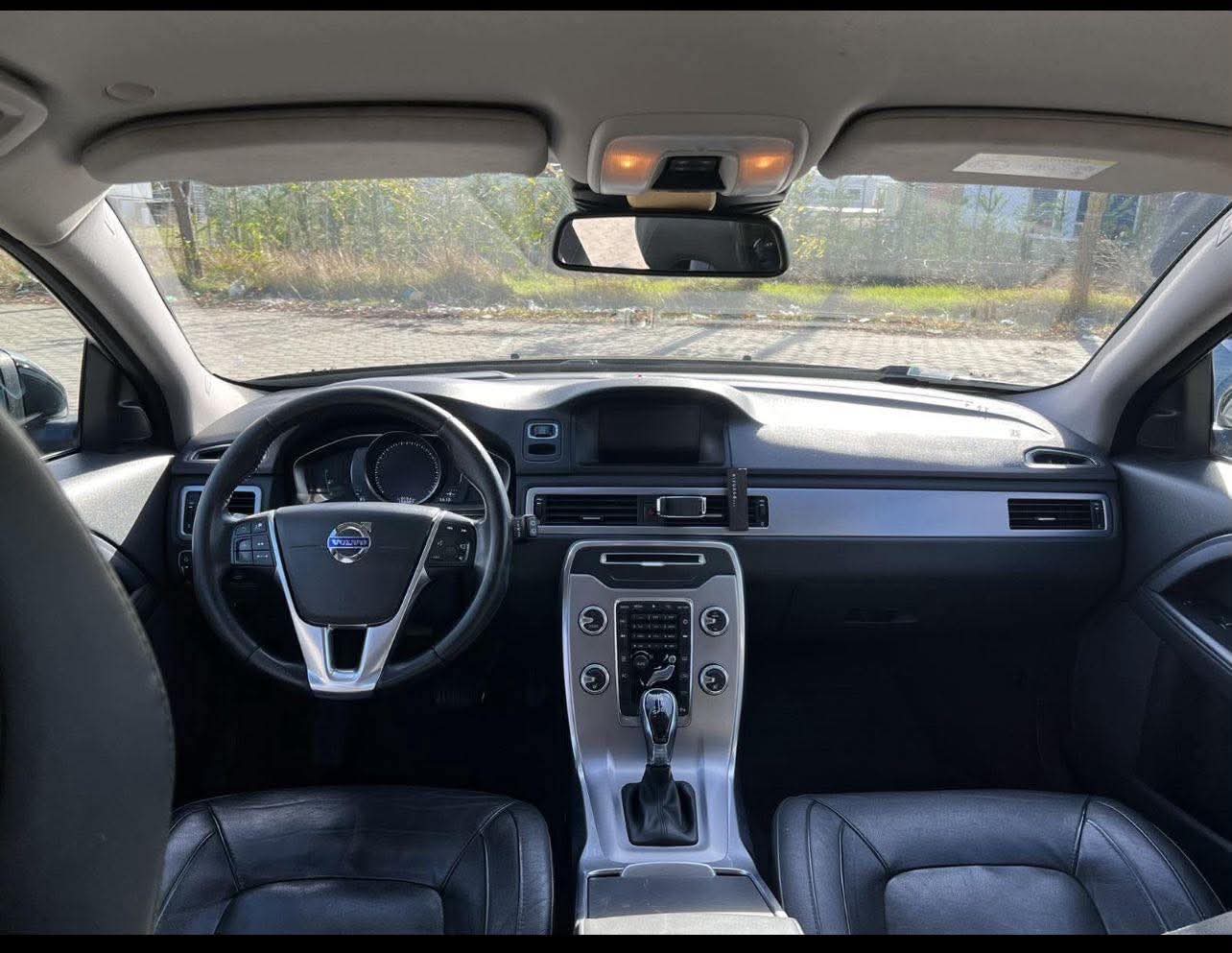 Volvo V70 instrument cluster showing the automatic gear selector